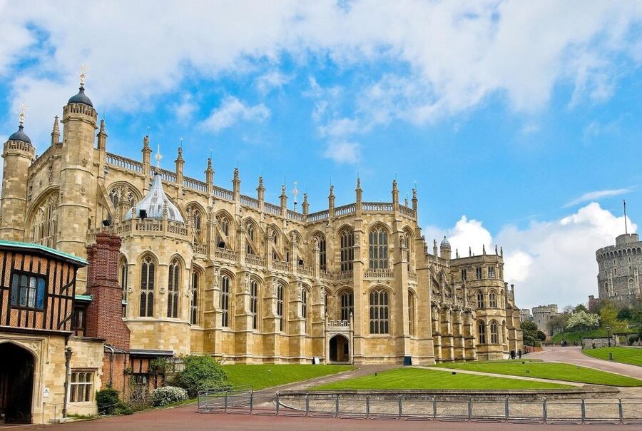 From London: Stonehenge & Windsor Tour - The road to Windsor