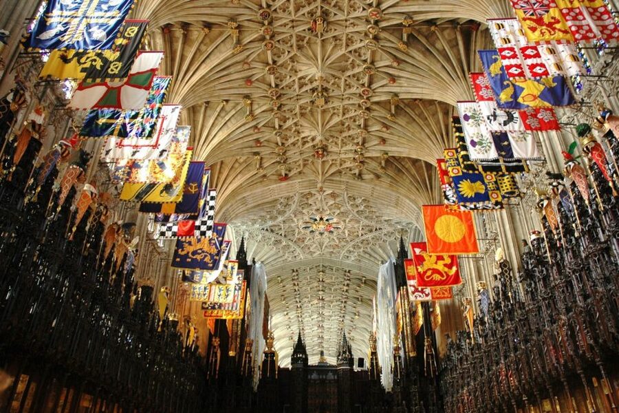 From London: Windsor Castle Afternoon Sightseeing Tour - Leaving London by air-conditioned bus
