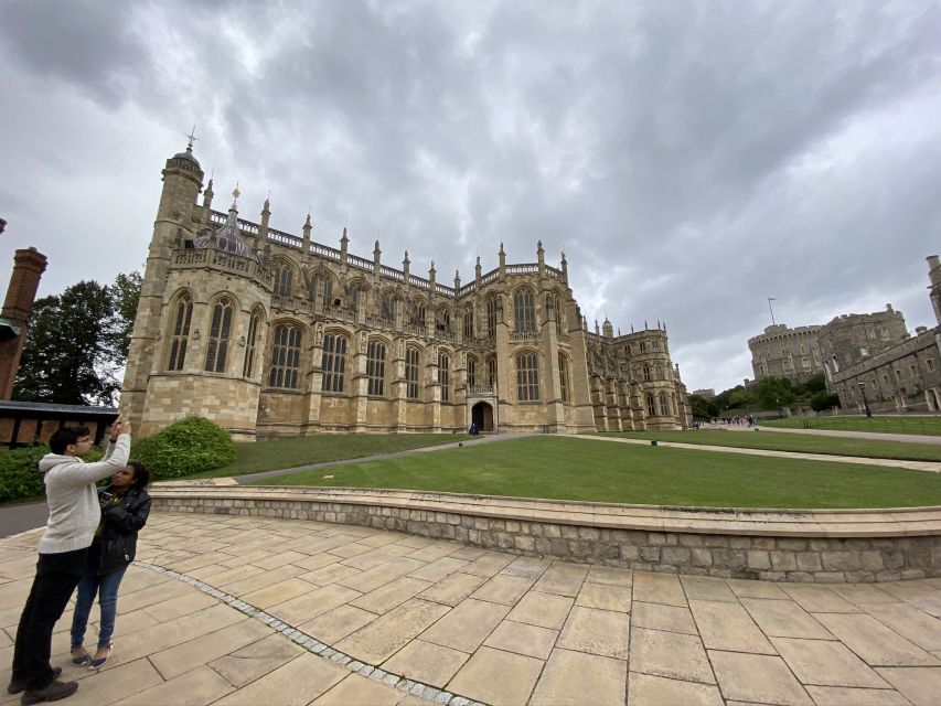 From London: Windsor Castle & Stonehenge Private Day Trip - The optional pub lunch at 3:30