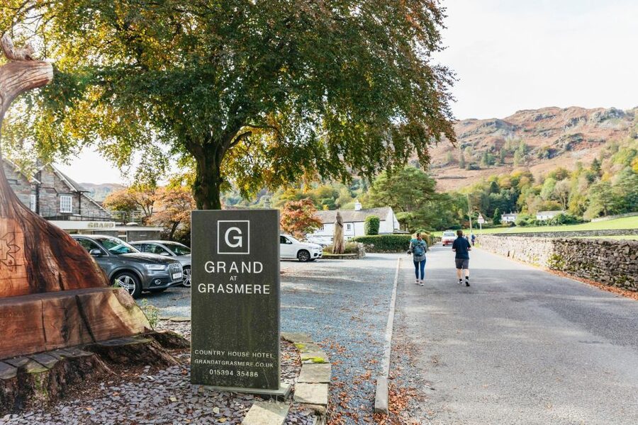 From Manchester: Lake District Bus Tour & Windermere Cruise - Grasmere, gingerbread, and Wordsworth