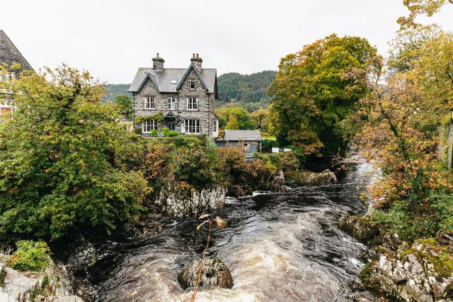 From Manchester: North Wales, Snowdonia, and Chester Tour - Why the guides matter on an 11-hour tour