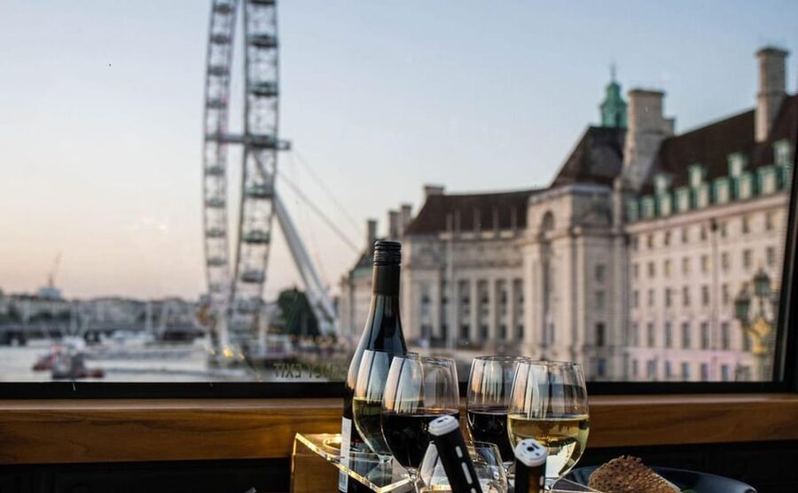 Gastronomic 6-course fine-dining dinner on Luxury London Bus - Why this London dinner is different