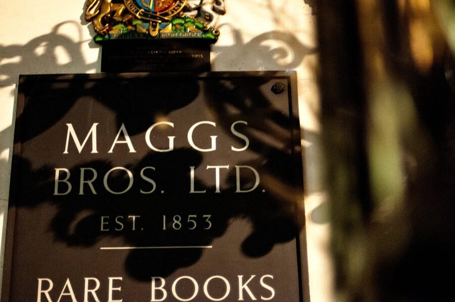 Ghosts and Legends of Mayfair Walking Tour - London - How the guiding shapes the experience