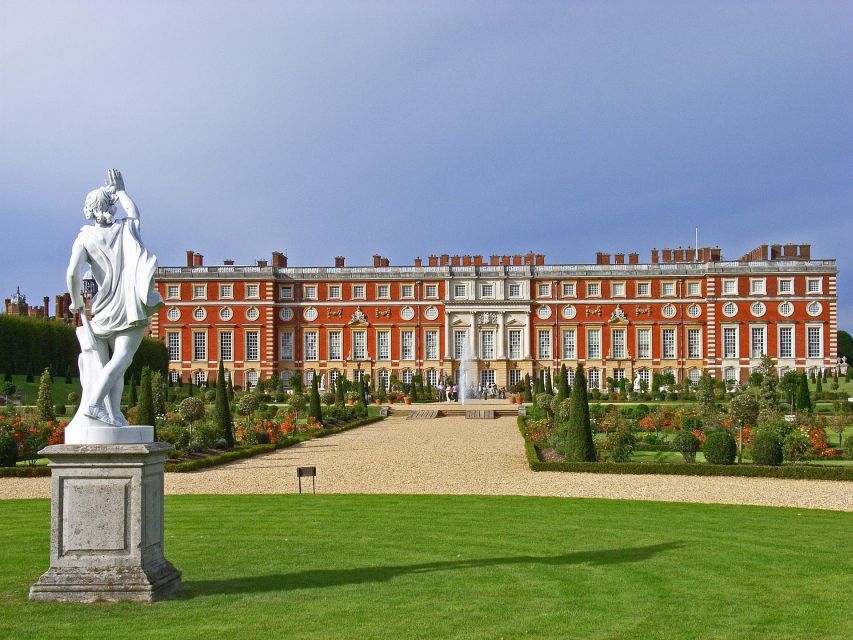 Hampton Court Palace Private tour With Fast Track Entry - Henry VIII’s Tudor court and the royal state rooms