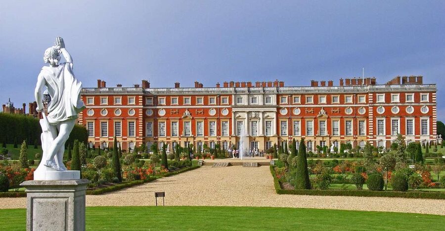 Hampton Court Palace Private tour With Fast Track Entry - Entering Hampton Court with fast-track tickets