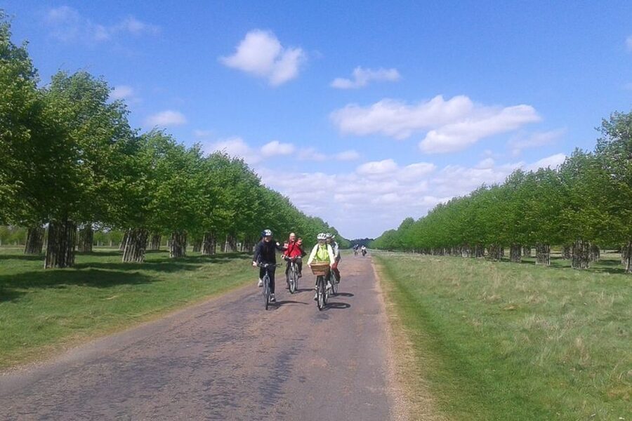 Hampton Court Palace: River Thames Bike Tour - Key points to know before you book