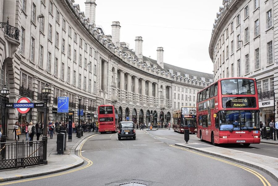 Harry Potter Private Tour of London in Spanish - Piccadilly Circus and Trafalgar Square: London on the big screen