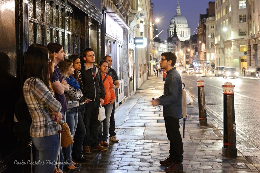 Historic pub tour with Brazilian guide (in Portuguese) - The opening walk through London’s older streets