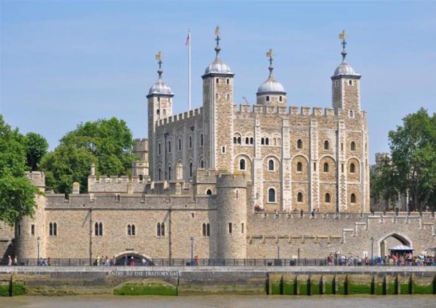 Hop on Hop off London Bus Tour & Tower of London - The red, blue, and orange routes