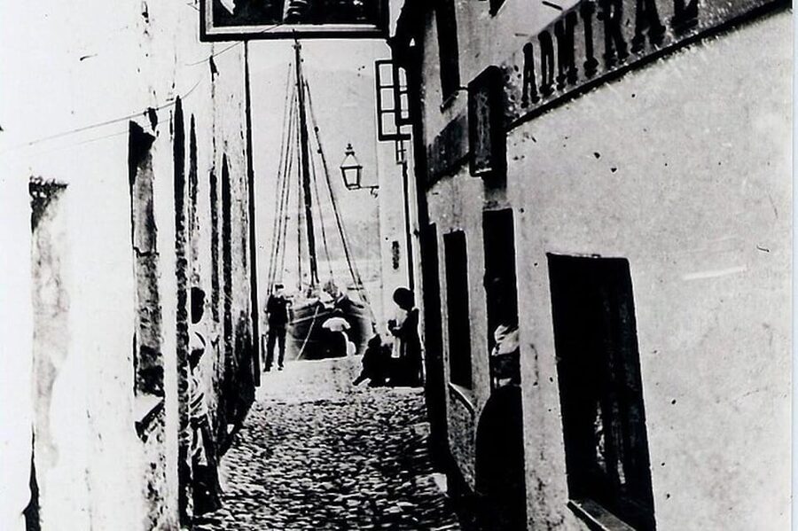 Ilfracombe Harbour: Ghost Tour - The Lady inside the George & Dragon