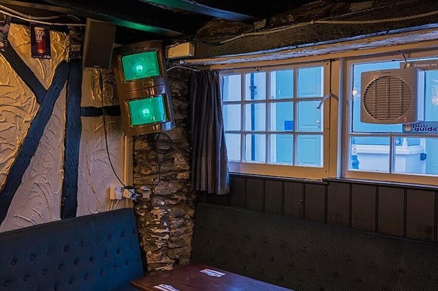 Ilfracombe Harbour: Ghost Tour - Meeting the guide outside the George & Dragon