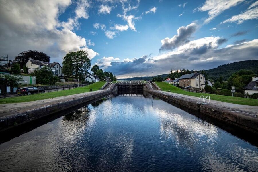 Inverness: Loch Ness Experience 1-Day Tour - The minibus, guide, and pace of the day