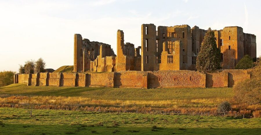 Kenilworth Castle and Elizabethan Garden Entry Ticket - Walking through the Elizabethan garden