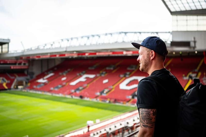 Liverpool: Liverpool Football Club Museum and Stadium Tour - How the audio guide and live guides work together