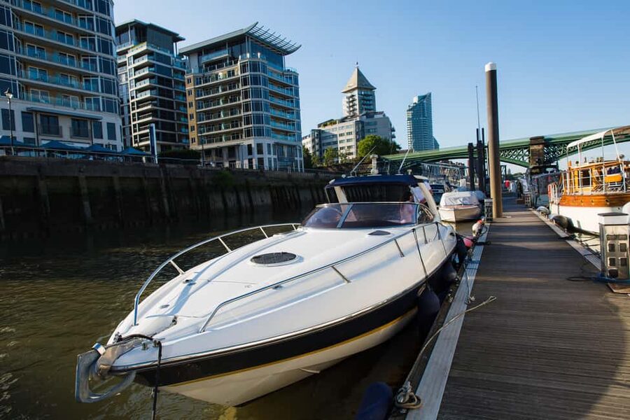 London: 2 hour private luxury yacht hire on the River Thames - The Tower of London and Tower Bridge at the eastern turn