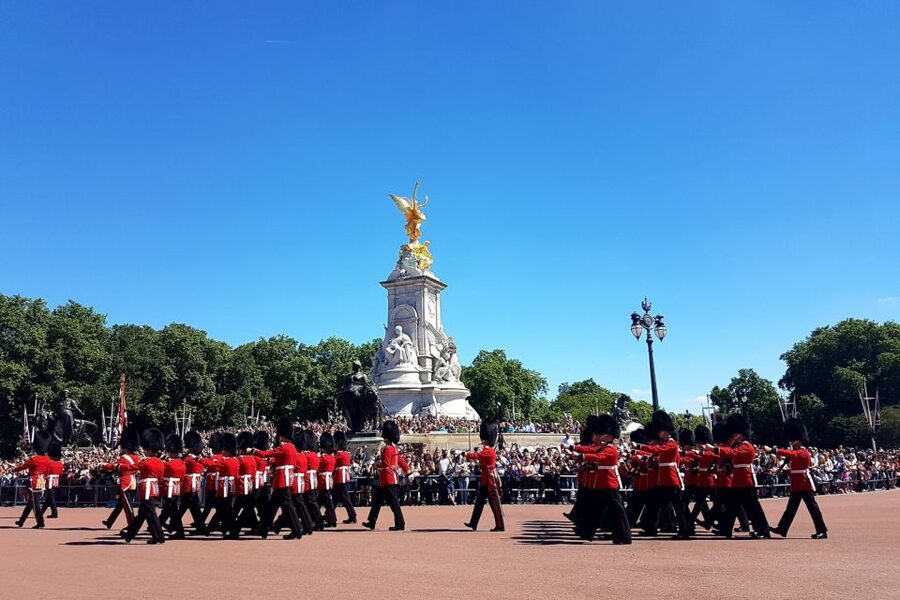 London: 30 London Sights Guided Walking Tour - Starting at the Ritz and entering royal London