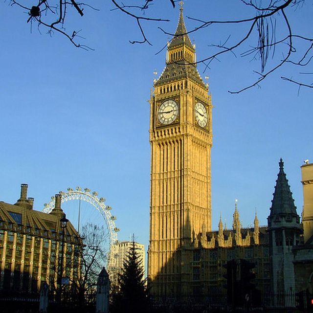 London: 30 Top City Sights Guided Group Walking Tour - The Tube connection to the South Bank