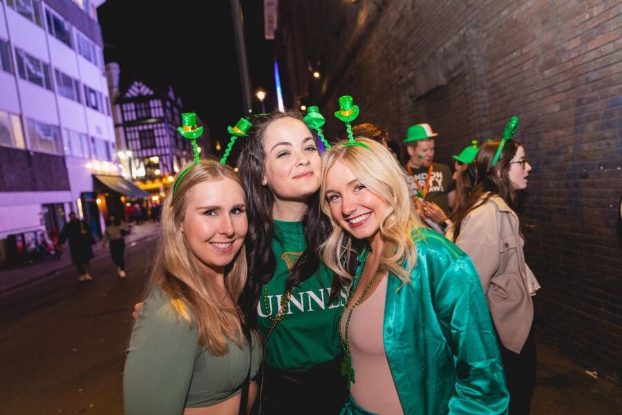 London: 4 Soho Nightclubs Crawl - Meeting the Group at Zoo Bar