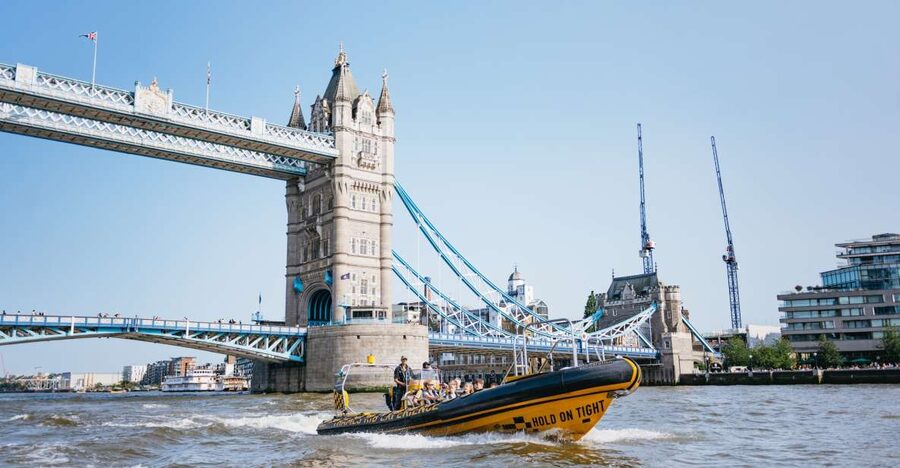 London: 45-Minute Speedboat Sightseeing Tour - The calm opening: London Eye and Parliament