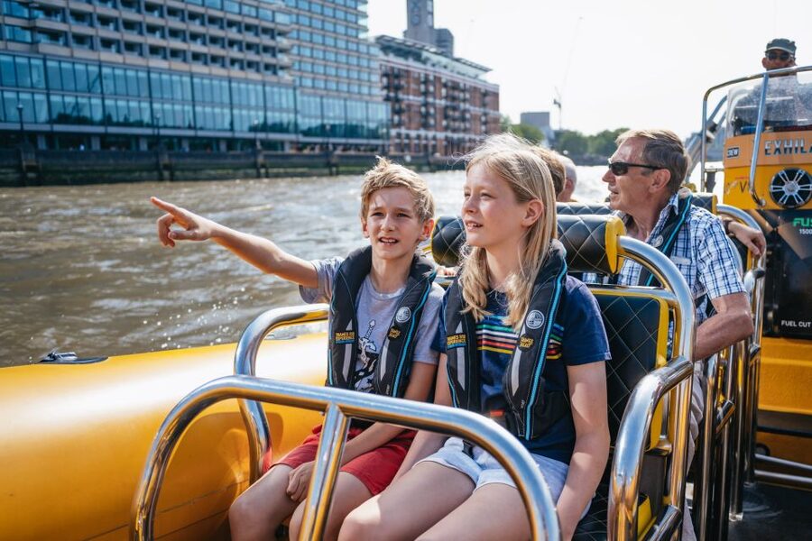 London: 45-Minute Speedboat Sightseeing Tour - Twenty minutes of speed toward Canary Wharf