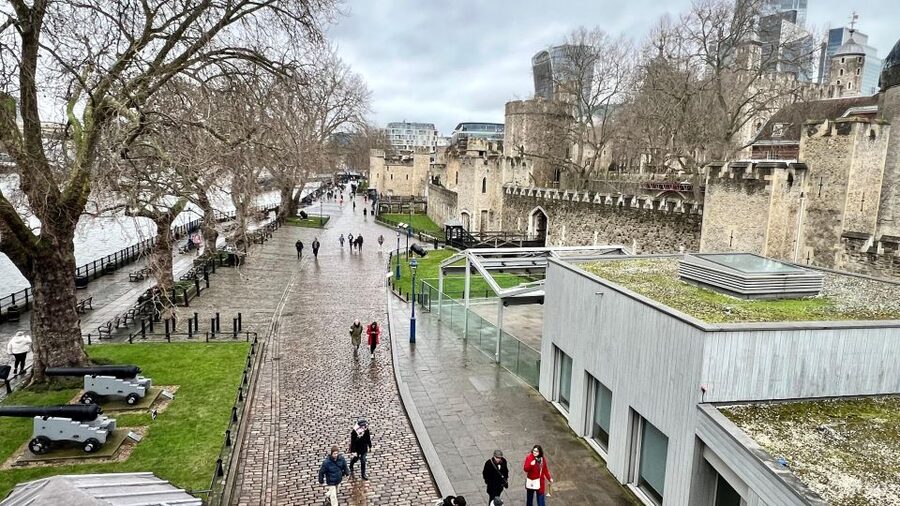 London: 5-Hour Private Tour with Pickup - Piccadilly Circus finishes the day in central London