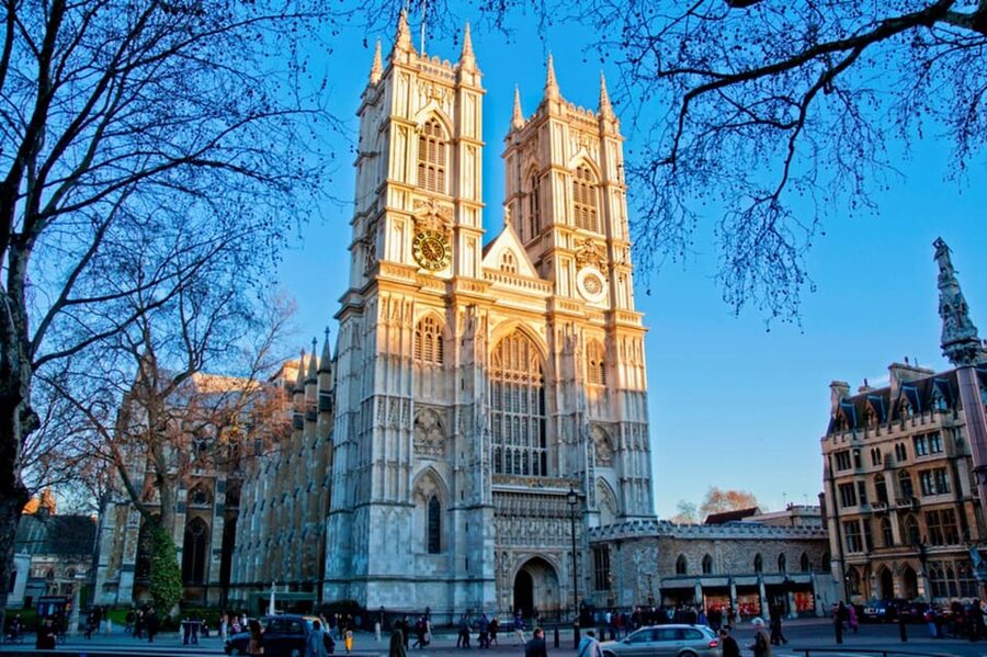 London: 50+ Sights Taxi Tour & Westminster Abbey Entry - Starting in Soho and crossing the River Thames