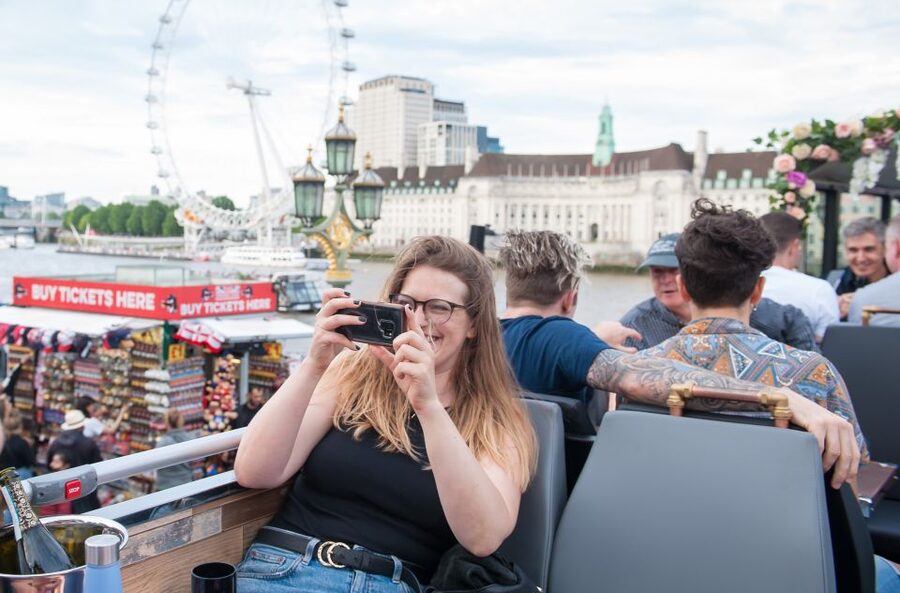 London: Bar Bus Tour by Tootbus - Drinks, Music, and the Social Atmosphere