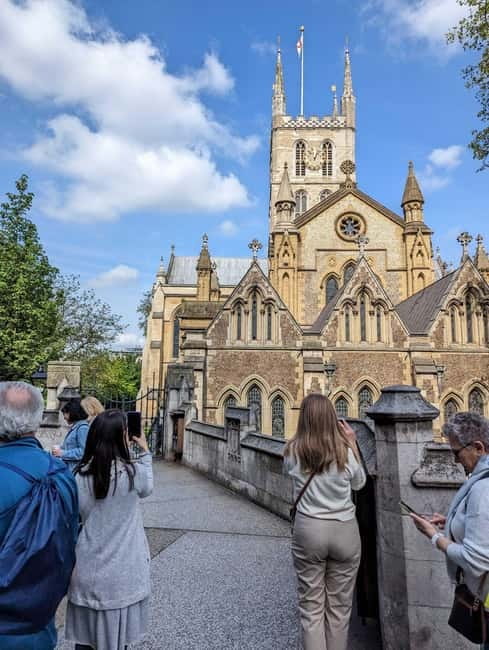 London: Borough Market Food Tour with Local Guide - The Monument to the Great Fire of London