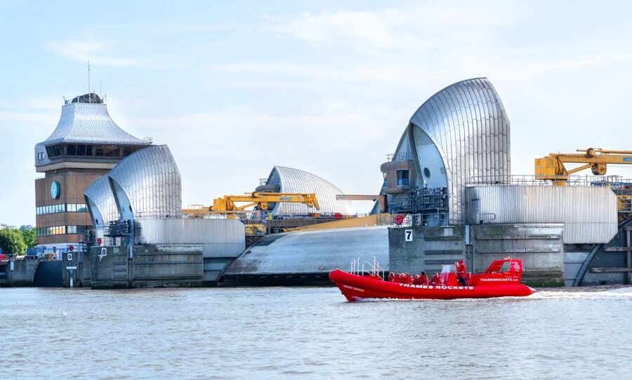 London: Break the Barrier Speed Boat Ride - Canary Wharf and the run toward the Thames Barrier