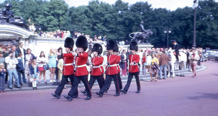 London: Buckingham Palace and Changing of the Guards Tour - Starting at Green Park Tube station
