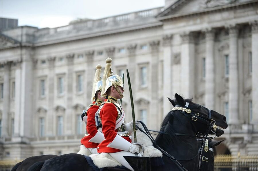 London: Buckingham Palace and Changing of the Guards Tour - Understanding the Guard Mounting ceremony