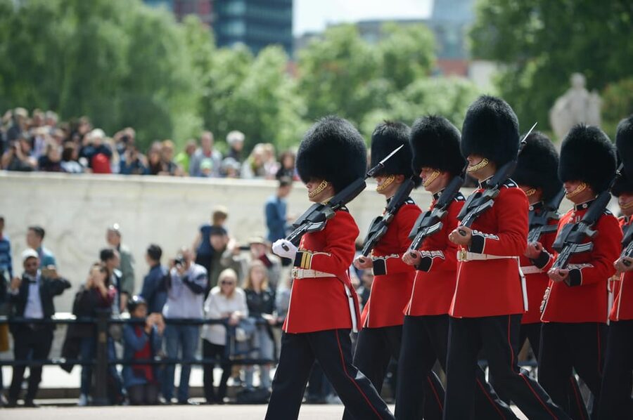 London: Buckingham Palace and Changing of the Guards Tour - Walking toward Buckingham Palace