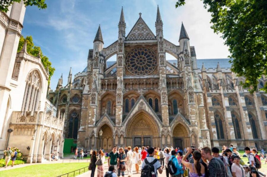 London: Buckingham Palace & Big Ben & Abbey Private Tour - Trafalgar Square adds art, ceremony, and city scale