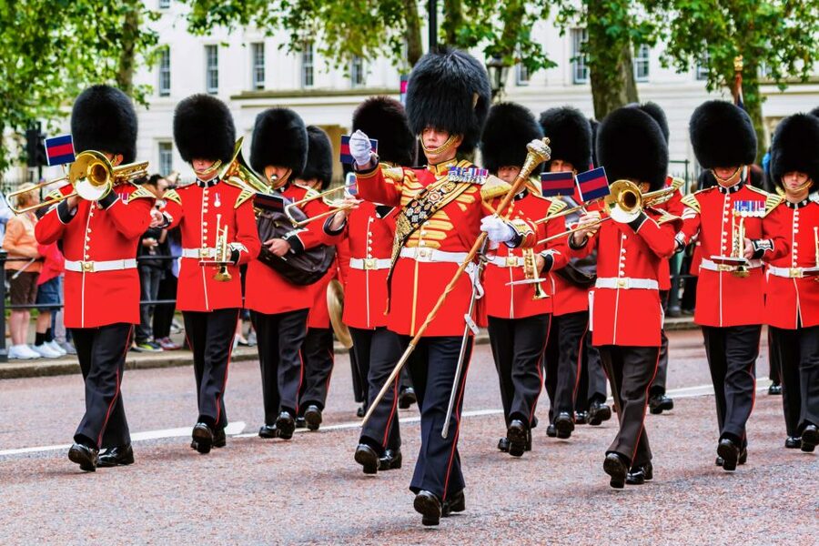 London: Buckingham Palace Entry & Changing of the Guard Tour - Why combine the guard ceremony with Buckingham Palace?