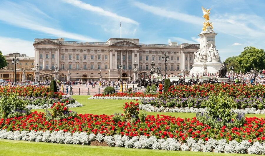 London: Buckingham Palace Entry & Changing of the Guard Tour - Walking along the ceremonial route to the palace