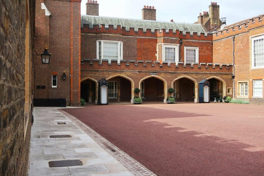 London: Buckingham Palace State Rooms & Royal Walking Tour - Who should book this experience?