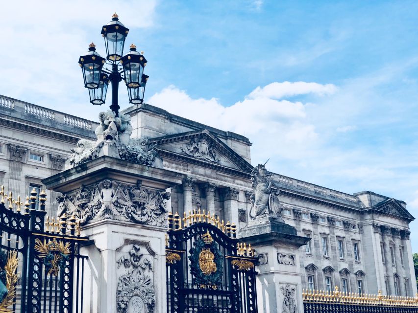 London: Buckingham Palace Walk & Tea at Kensington Palace - The guides are a major part of the experience