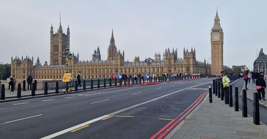 London by taxi: Highlights Tour in a real London Black Cab. - Big Ben, Trafalgar Square, and the heart of London