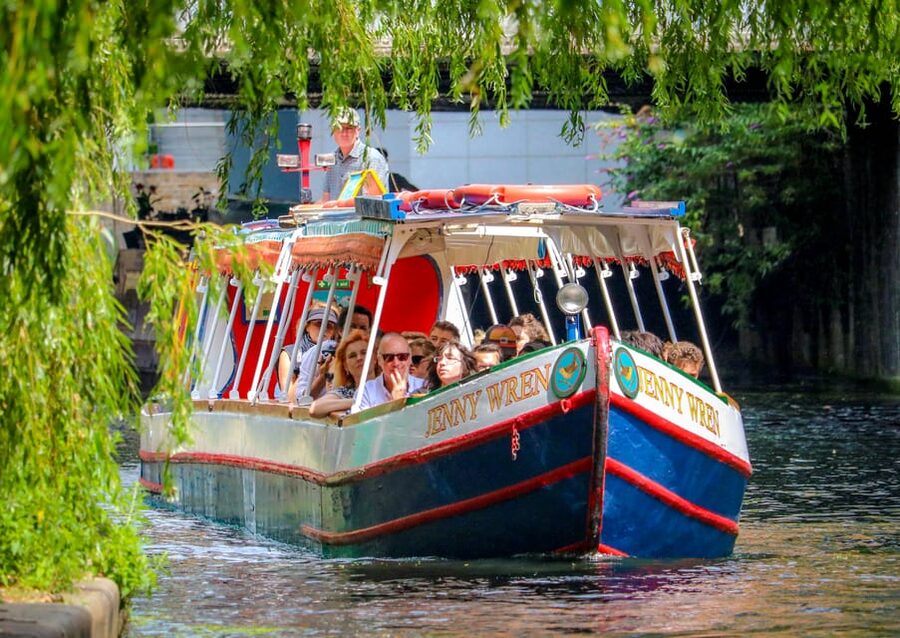 London: Canal Boat Ride on Camden Lock - London Zoo from the canal