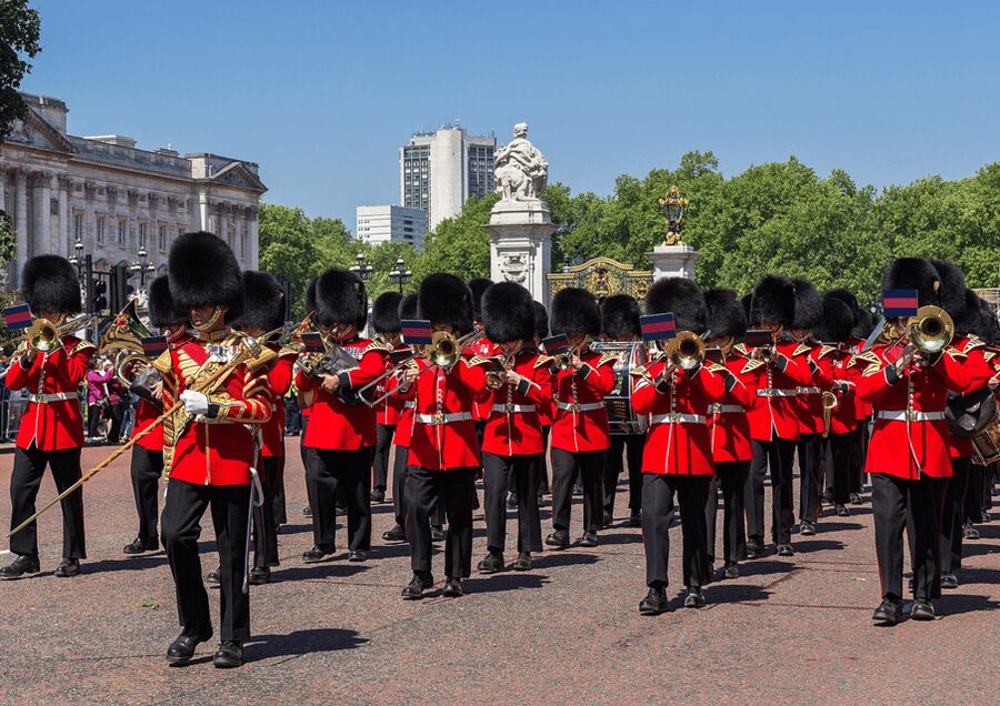 London: Changing of the Guard and Royal Palaces Walking Tour - Buckingham Palace and the famous royal balcony
