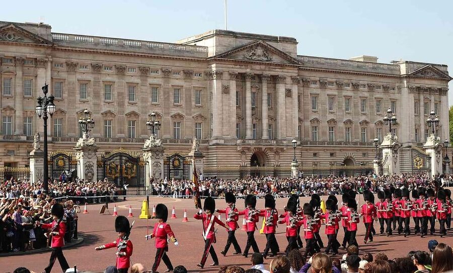 London: Changing of the Guard and Royal Palaces Walking Tour - Clarence House and the working royal family