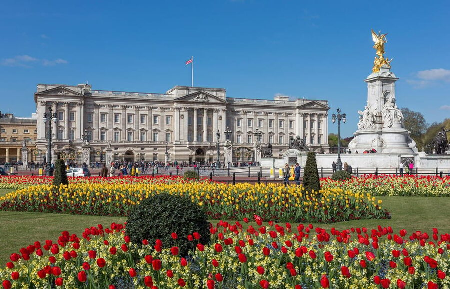 London: Changing of the Guard and Royal Palaces Walking Tour - Meeting at Green Park and setting off toward the palace