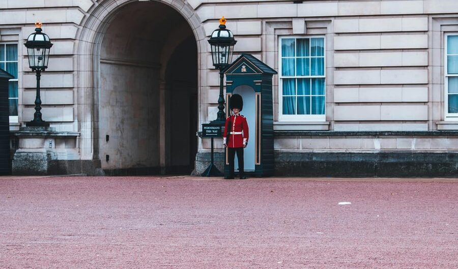 London: Changing of the Guard Experience and Landmarks Tour - St James’ Palace and the royal quarter