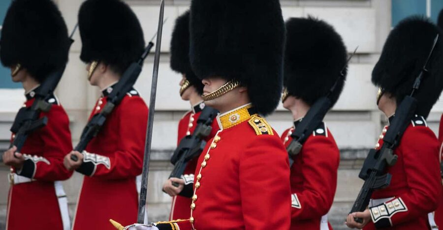 London: Changing of the Guard Experience Private Tour Guide - Buckingham Palace and the royal quarter