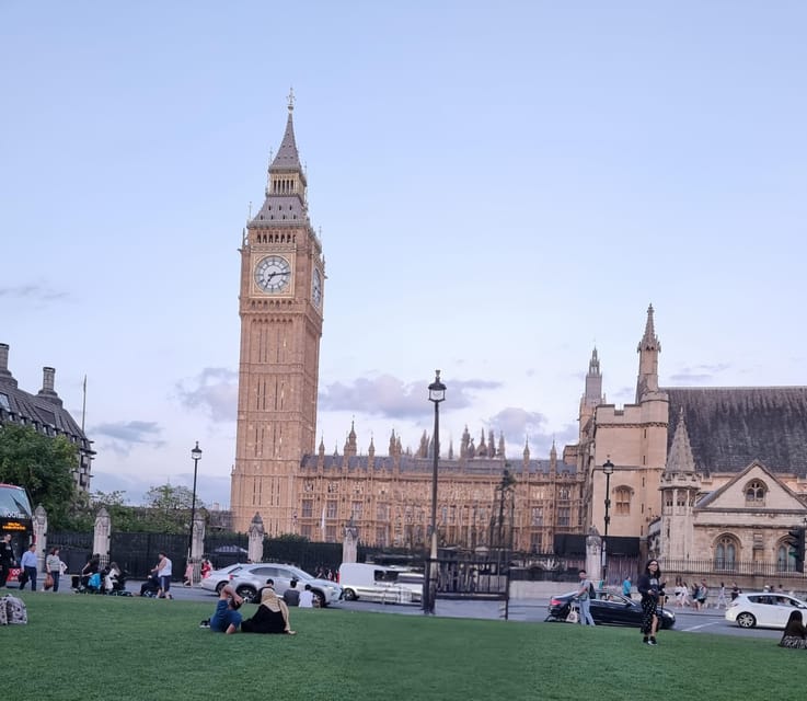 London: Changing of the Guard Guided Tour Experience - Green Park and the royal setting