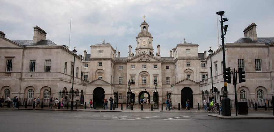 London: Changing of the Guard Guided Tour Experience - St. James’s Palace and the stories behind the gates
