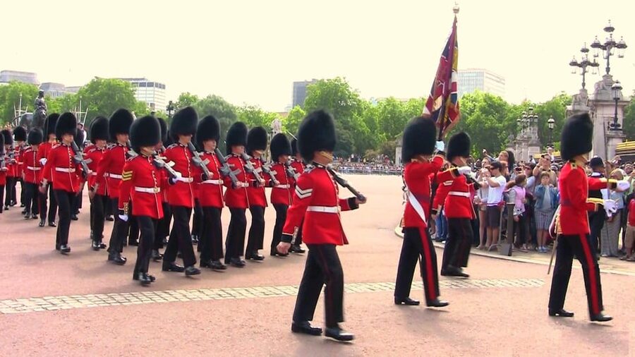 London: Changing of the Guard Guided Tour Experience - Lancaster House, Buckingham House, and Buckingham Palace