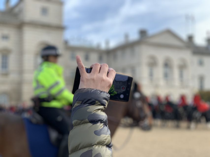 London: Changing of the Guard Private Group or Family Tour - Watching the soldiers change duty