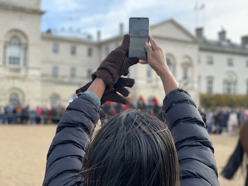 London: Changing of the Guard Private Group or Family Tour - The history behind the red tunics and bearskin helmets