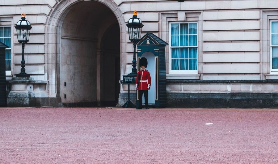 London: Changing of the Guard Private Group or Family Tour - Meeting at Green Park Tube station